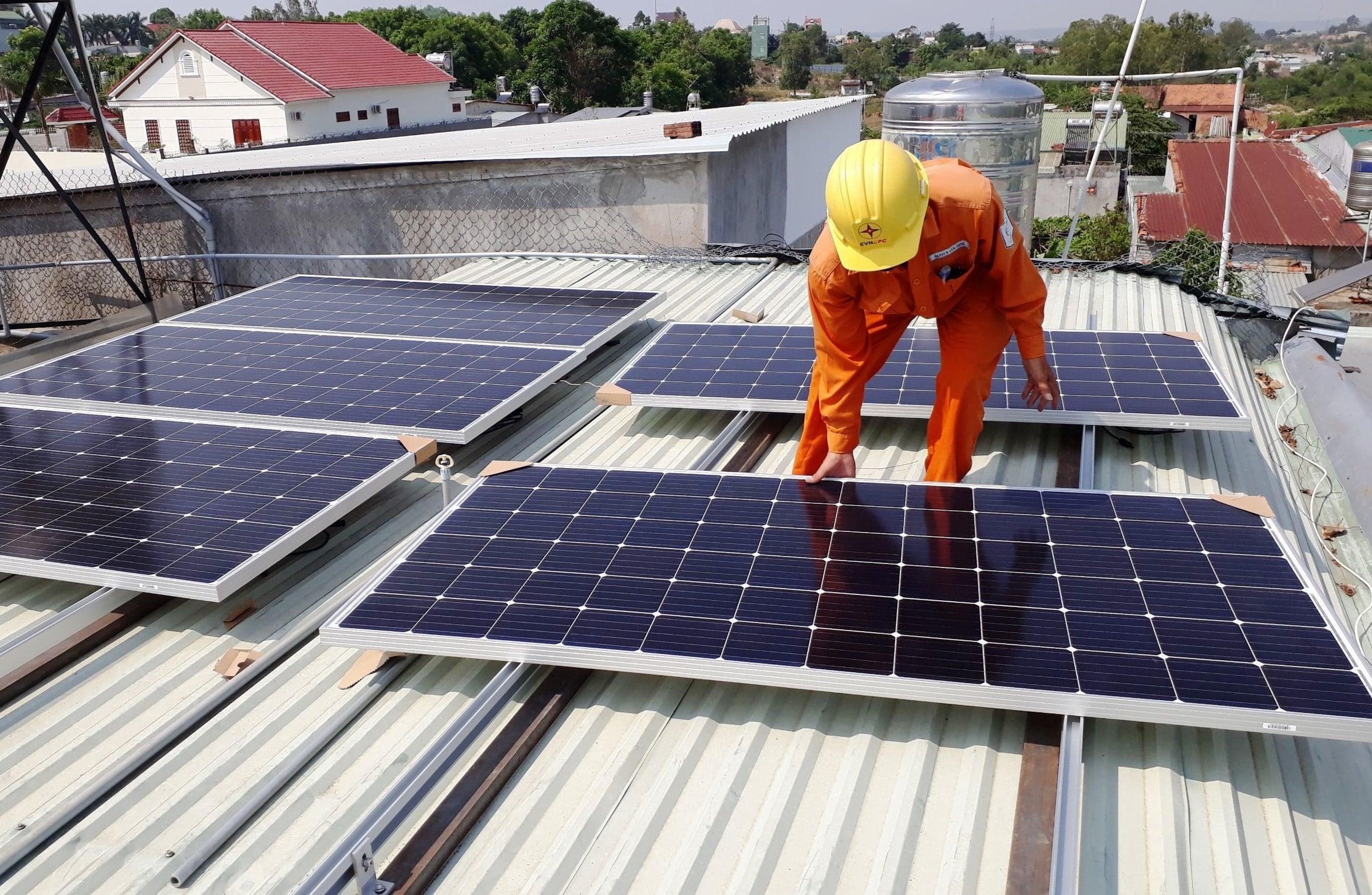 điện mặt trời mái nhà không chỉ giúp giảm sản lượng điện phải truyền tải từ xa, mà còn giảm áp lực lên lưới điện phân phối tại chỗ điện mặt trời mái nhà không chỉ giúp giảm sản lượng điện phải truyền tải từ xa, mà còn giảm áp lực lên lưới điện phân phối tại chỗ