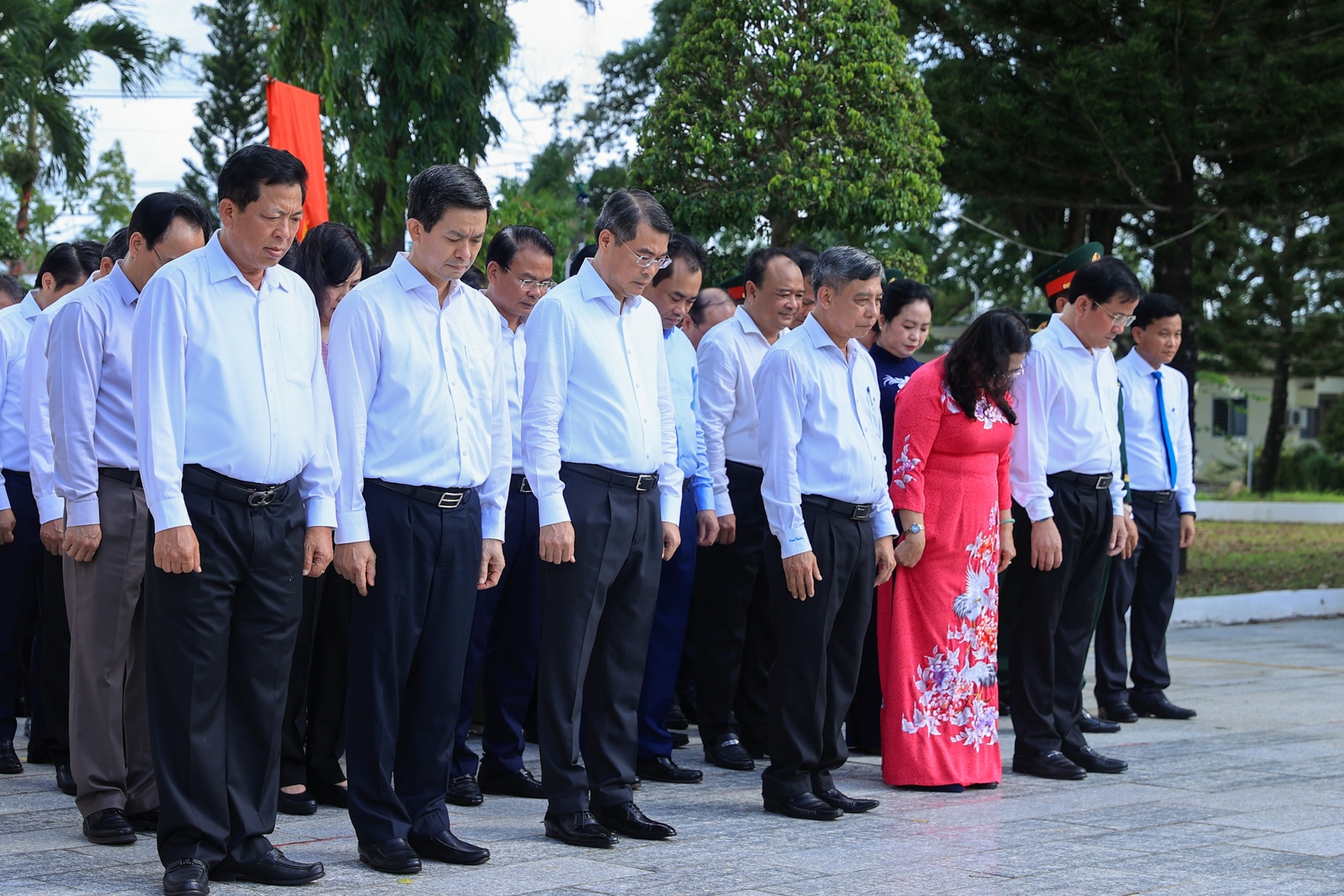 Thủ tướng Chính phủ và đoàn công tác tưởng niệm các anh hùng, liệt sĩ tại Nghĩa trang Liệt sĩ thành phố Cần Thơ - Ảnh: VGP/Nhật Bắc