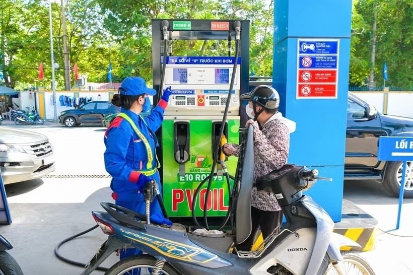 PVOIL triển khai bán xăng sinh học E10. PVOIL triển khai bán xăng sinh học E10.