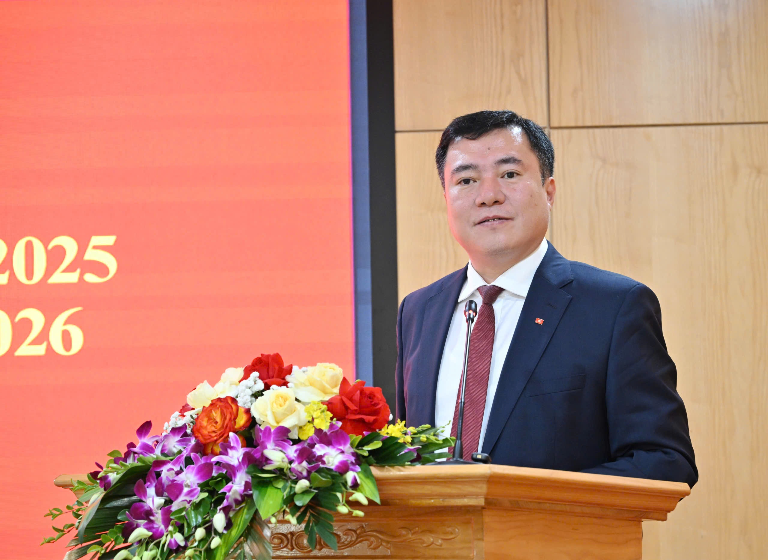 Thứ trưởng Công thương Nguyễn Sinh Nhật Tân. Thứ trưởng Công thương Nguyễn Sinh Nhật Tân.