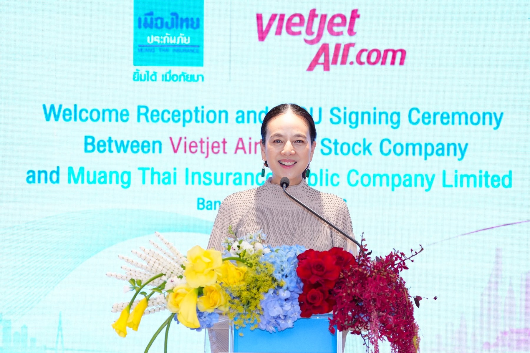 Bà Nualphan Lamsam (Madam Pang), CEO Muang Thai Insurance đồng thời là Chủ tịch Liên đoàn Bóng đá Thái Lan (FAT) chia sẻ tại lễ ký kết