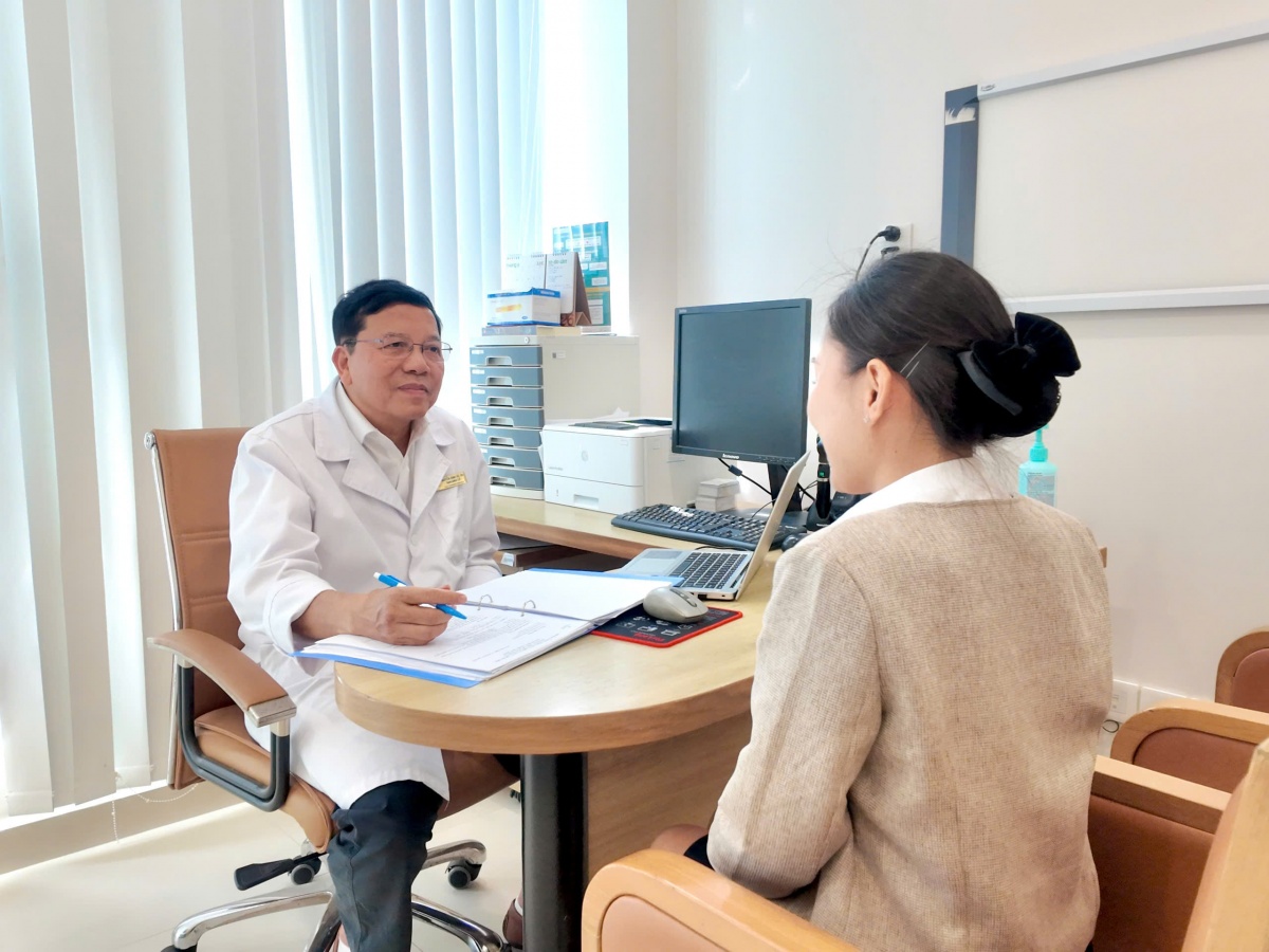 TTƯT, BSCKII Nguyễn Đình Vũ thăm khám cho người bệnh.