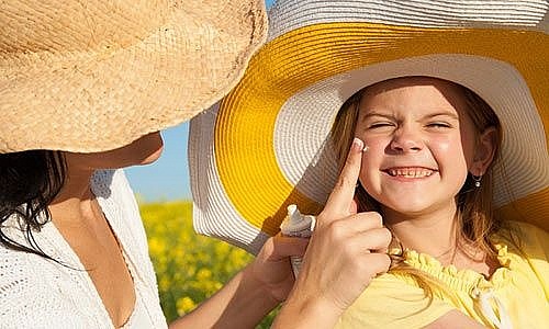 Không chỉ bôi là đủ, đây là cách dùng kem chống nắng đang được nhiều cô gái áp dụng hè 2026 Không chỉ bôi là đủ, đây là cách dùng kem chống nắng đang được nhiều cô gái áp dụng hè 2026