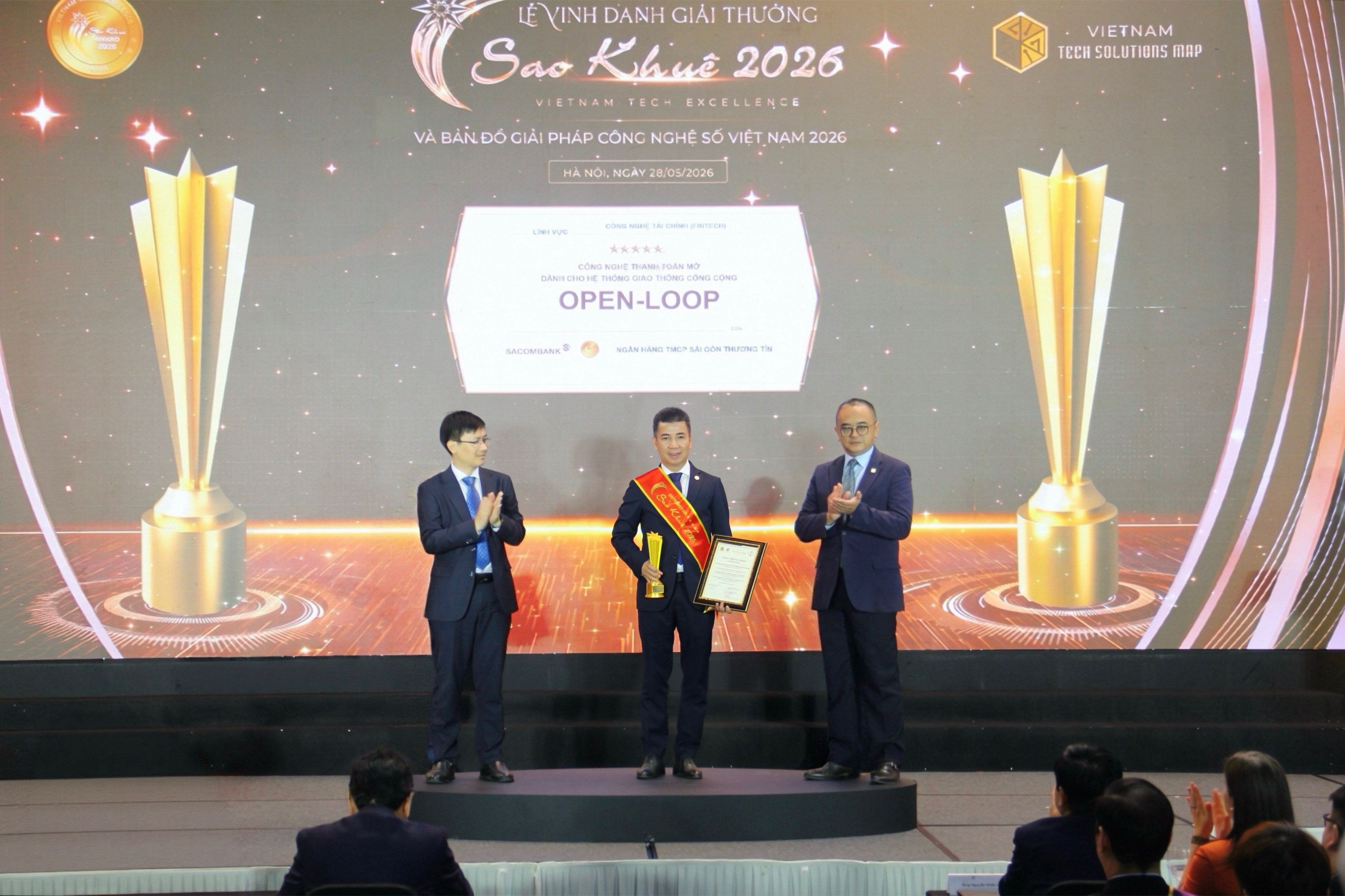 Ông Nguyễn Hoàng Hải – Phó Tổng giám đốc SACOMBANK (đứng giữa) nhận giải thưởng Sao Khuê 2026 Ông Nguyễn Hoàng Hải – Phó Tổng giám đốc SACOMBANK (đứng giữa) nhận giải thưởng Sao Khuê 2026