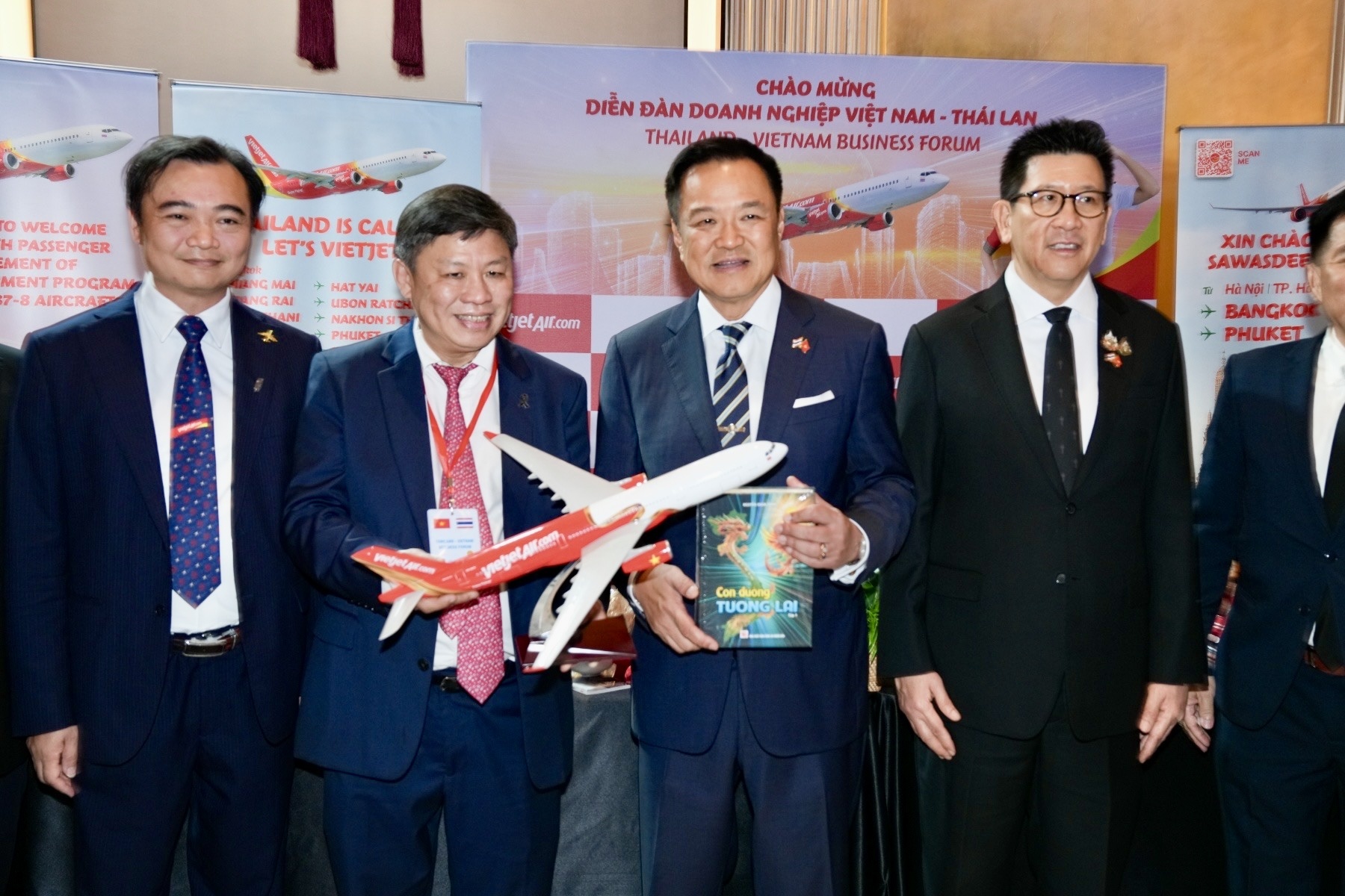 Thủ tướng Thái Lan Anutin Charnvirakul chúc mừng những dấu mốc ấn tượng của Vietjet tại xứ sở chùa Vàng Thủ tướng Thái Lan Anutin Charnvirakul chúc mừng những dấu mốc ấn tượng của Vietjet tại xứ sở chùa Vàng