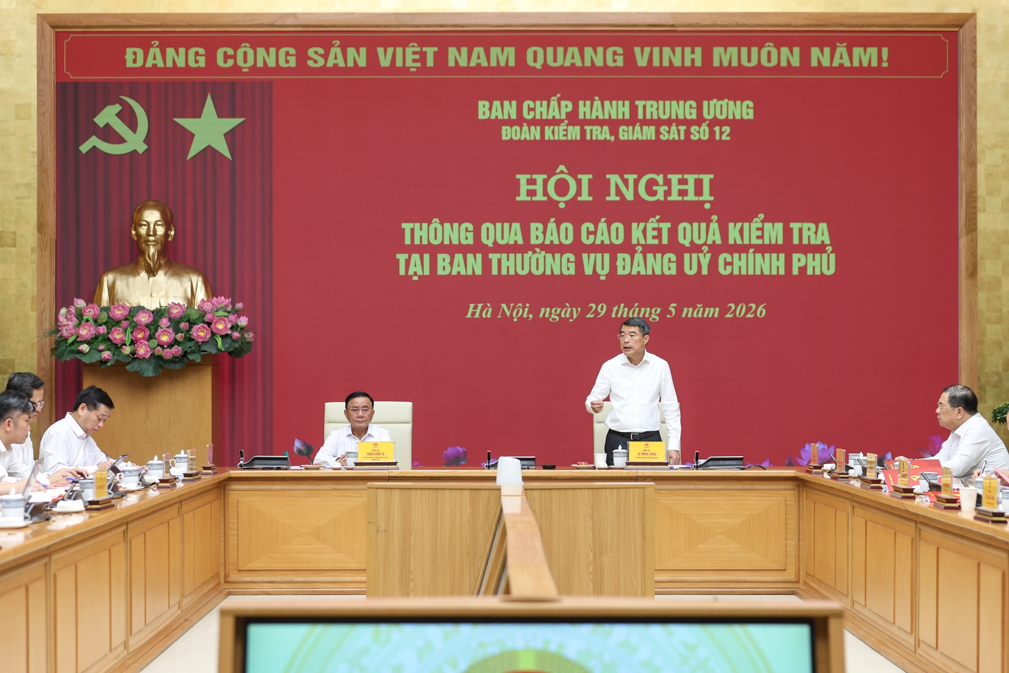 Thủ tướng nêu nhiều đề xuất, kiến nghị với Đoàn kiểm tra, giám sát để báo cáo Bộ Chính trị, Ban Bí thư xem xét, kết luận - Ảnh: VGP/Nhật Bắc