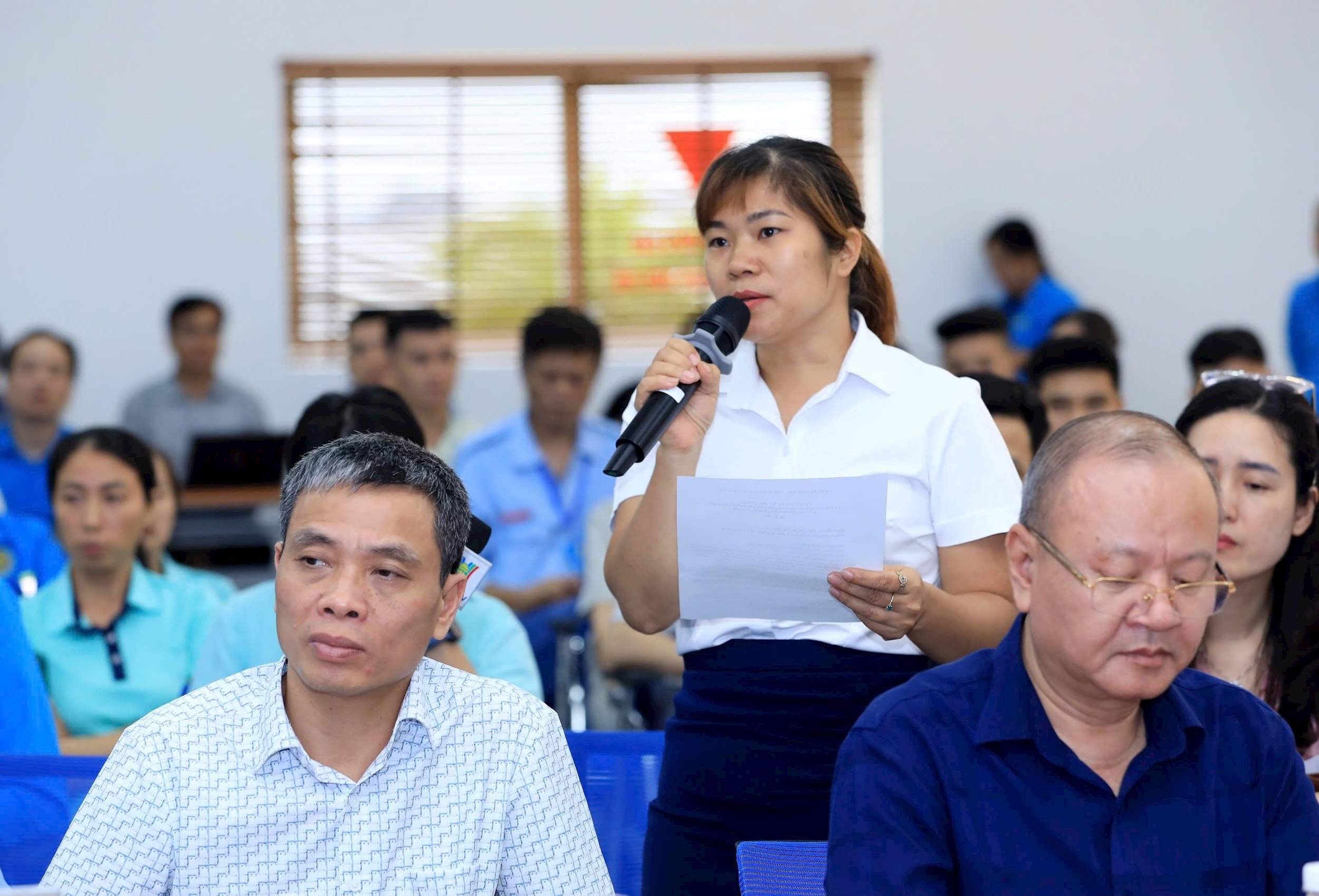 Chị Phạm Thị Mai (Công ty cổ phần Xây dựng số 6 Thăng Long) nêu kiến nghị tại buổi đối thoại  ẢNH: PHẠM LINH