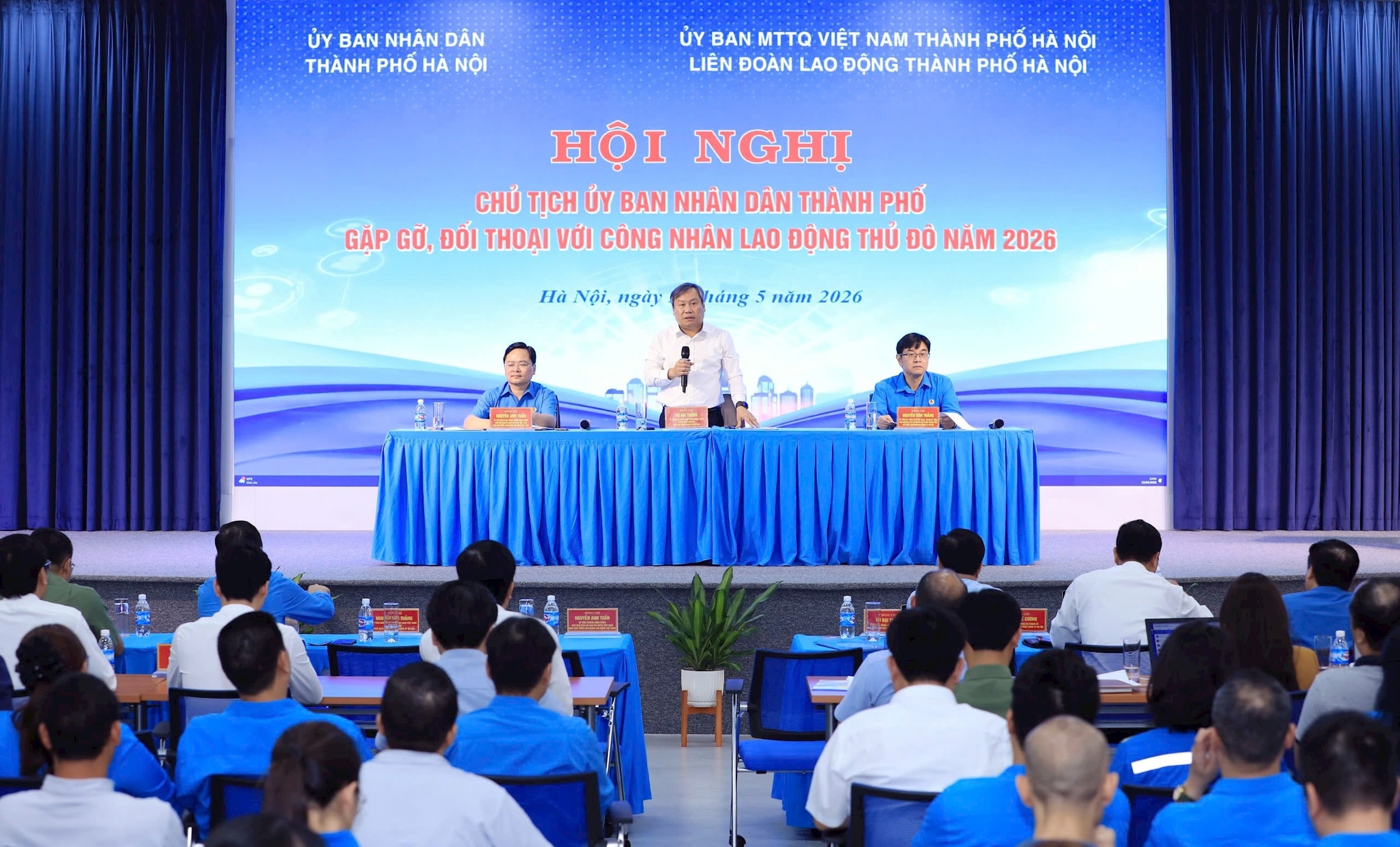 “Tinh thần là không để các kiến nghị sau đối thoại chỉ dừng lại ở hội trường, mà phải được cụ thể hóa bằng các nhiệm vụ, giải pháp và kết quả thực chất”, Chủ tịch thành phố Hà Nội khẳng định. 