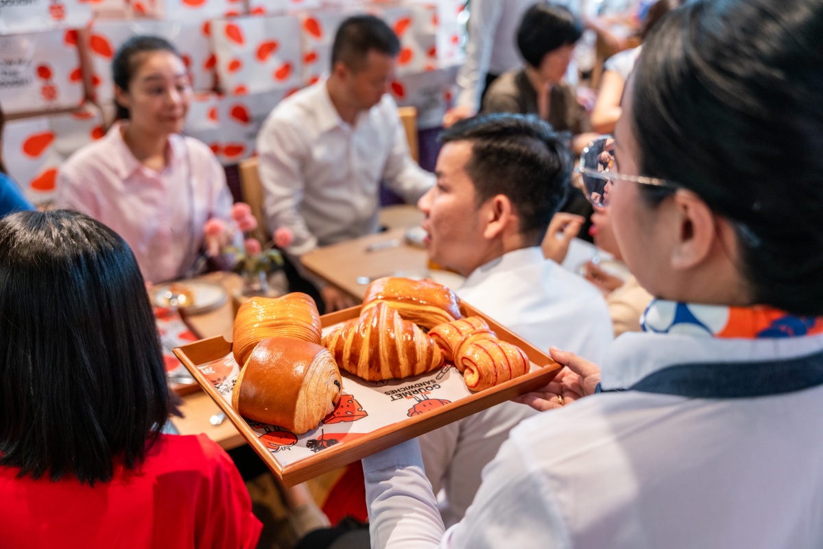Du khách thích thú khám phá tiệm bánh mang hương vị Pháp trên đỉnh Bà Nà