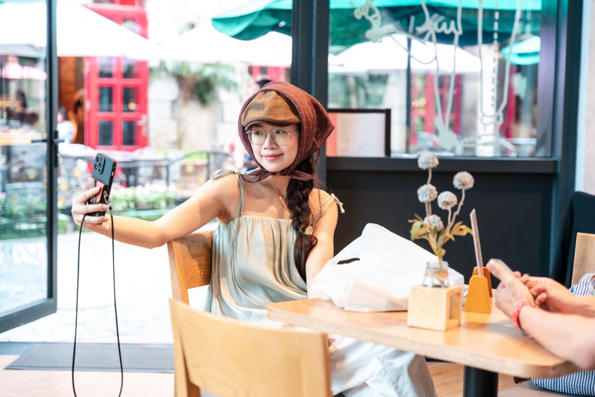 Du khách thích thú khám phá tiệm bánh mang hương vị Pháp trên đỉnh Bà Nà