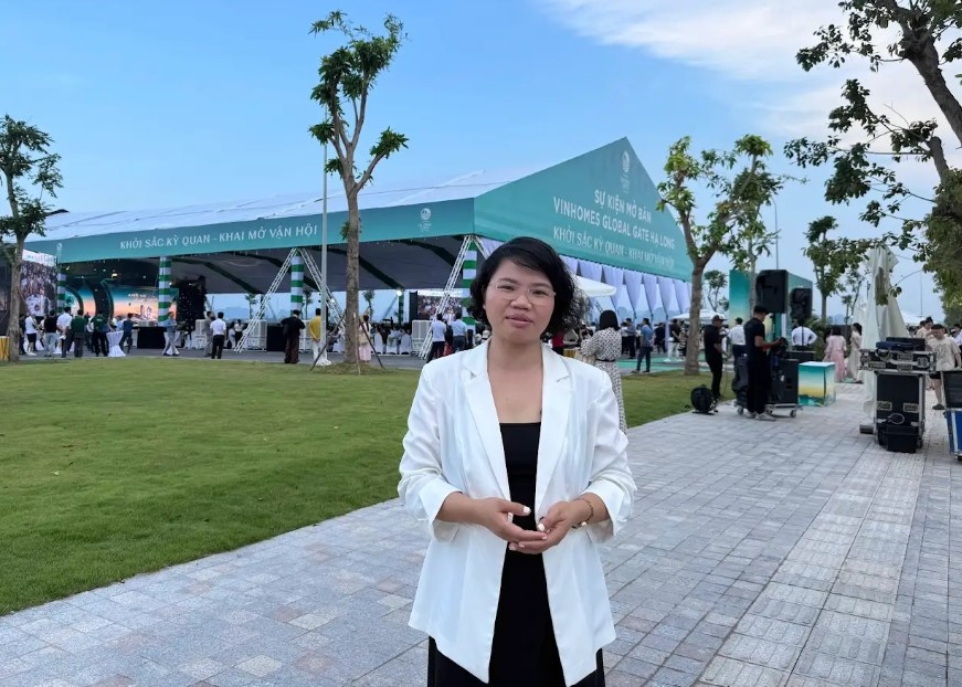 Chị Thanh Hòa (Hà Nội) có mặt tại Vinhomes Global Gate Hạ Long ngày 30/5 để tìm hiểu dự án. Chị Thanh Hòa (Hà Nội) có mặt tại Vinhomes Global Gate Hạ Long ngày 30/5 để tìm hiểu dự án.