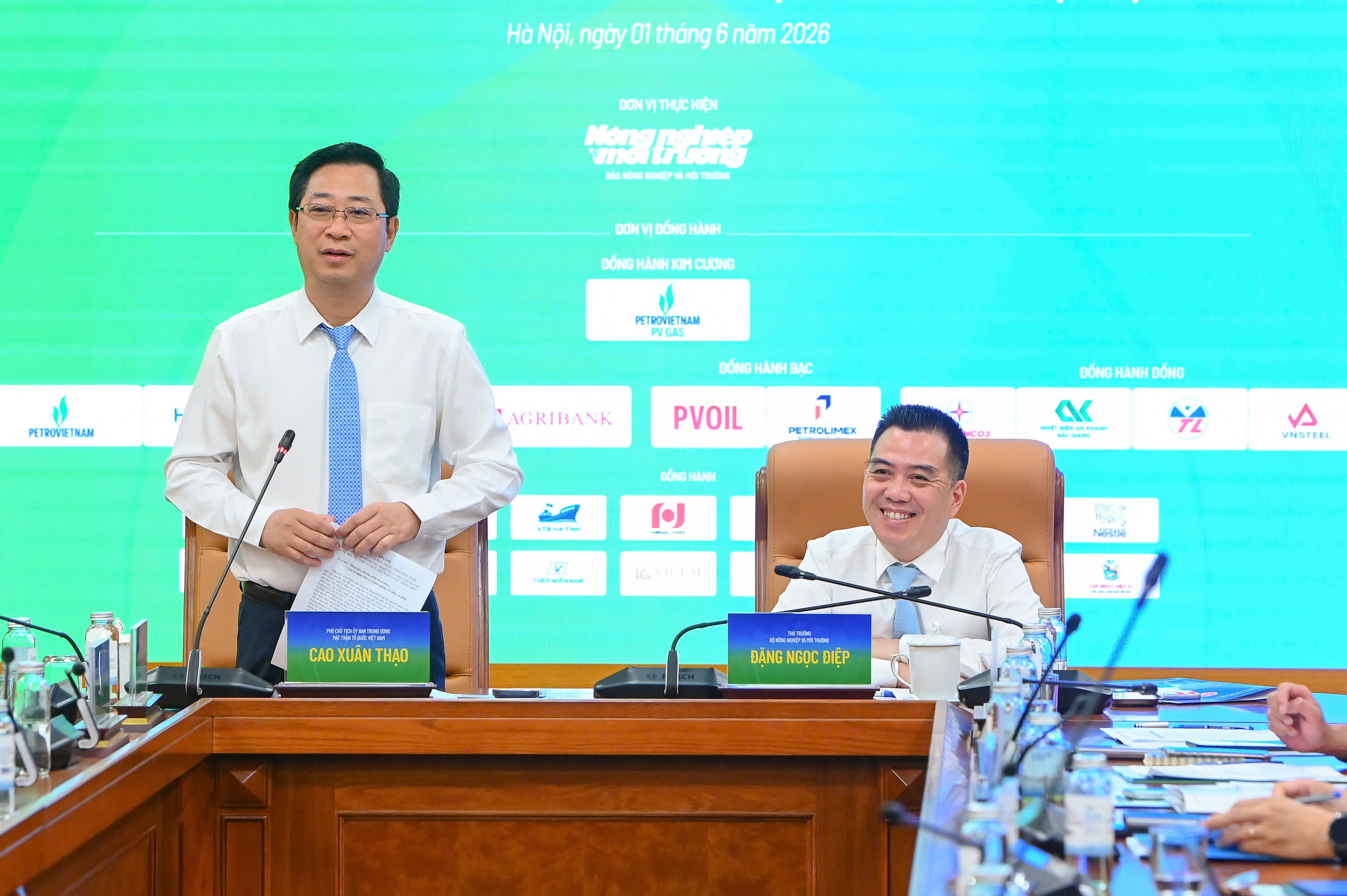 Ông Cao Xuân Thạo (người đứng) - Phó Chủ tịch Ủy ban Trung ương Mặt trận Tổ quốc Việt Nam phát biểu