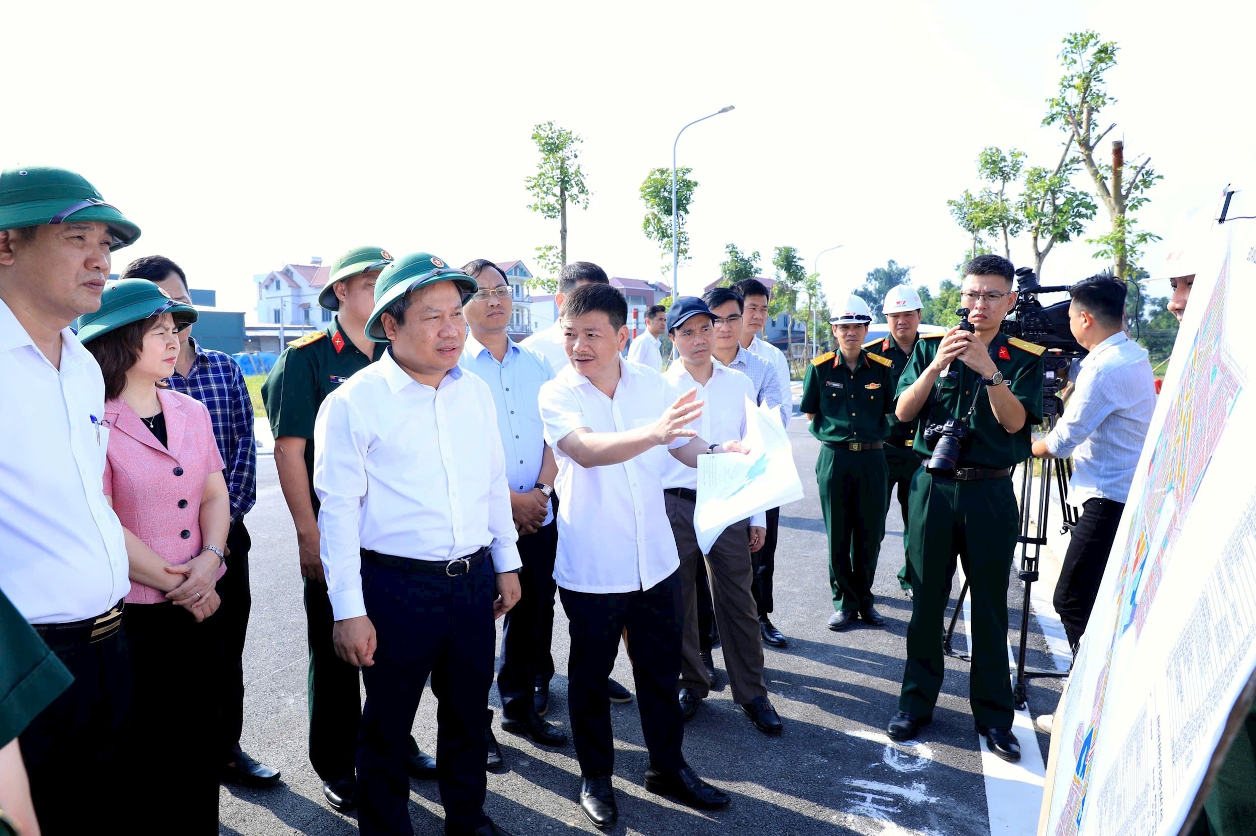 Chủ tịch UBND TP Hà Nội Vũ Đại Thắng nghe báo cáo về tình hình triển khai Dự án đầu tư Khu đô thị đa mục tiêu tại xã Thư Lâm, Đông Anh. Ảnh: Viết Thành