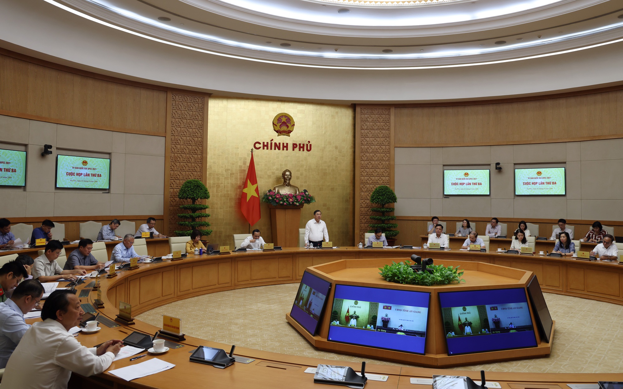 Phó Thủ tướng Thường trực Phạm Gia Túc: Mục tiêu cao nhất là tổ chức thành công một năm APEC mang đậm dấu ấn Việt Nam- Ảnh 6. Phó Thủ tướng Thường trực Phạm Gia Túc: Mục tiêu cao nhất là tổ chức thành công một năm APEC mang đậm dấu ấn Việt Nam- Ảnh 6.