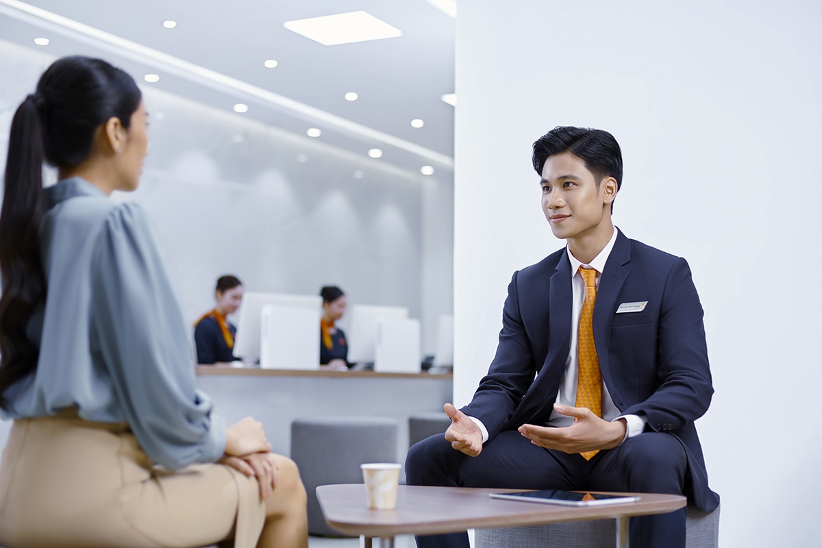 Nhân viên VIB đồng hành cùng khách hàng trong việc hoạch định giải pháp bảo vệ và tài chính