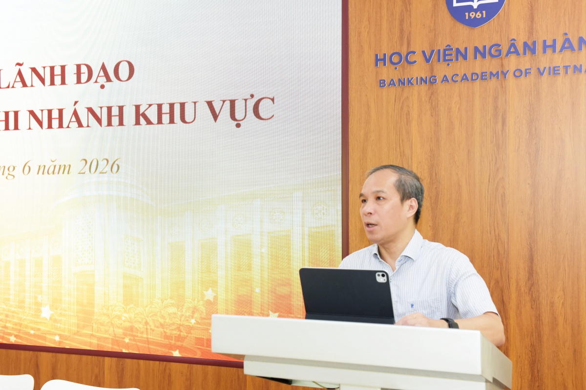 Phó Thống đốc Thường trực Đoàn Thái Sơn chia sẻ kinh nghiệm công tác pháp chế tại Lớp bồi dưỡng Lãnh đạo NHNN chi nhánh khu vực