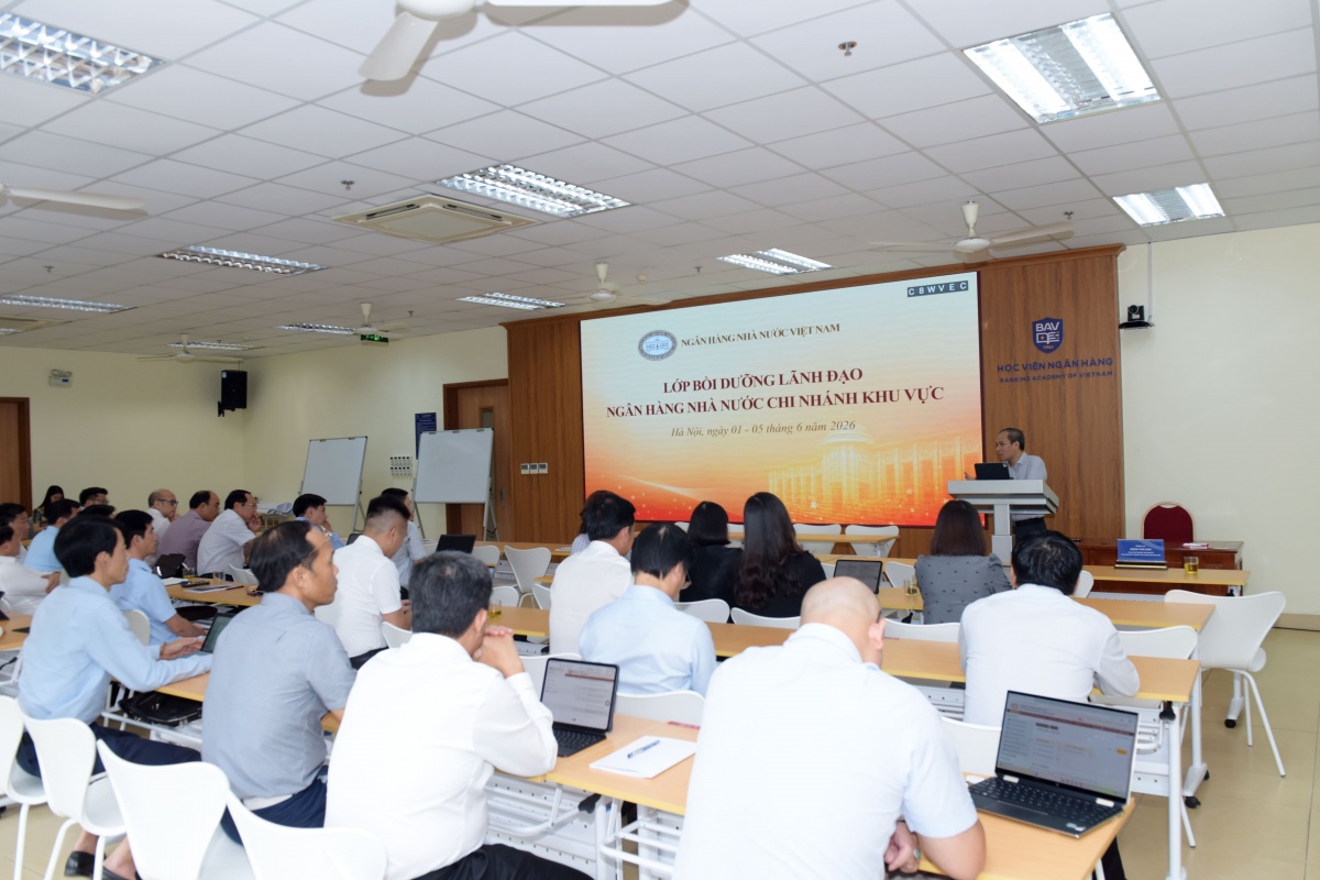 Phó Thống đốc Thường trực Đoàn Thái Sơn chia sẻ kinh nghiệm công tác pháp chế tại Lớp bồi dưỡng Lãnh đạo NHNN chi nhánh khu vực