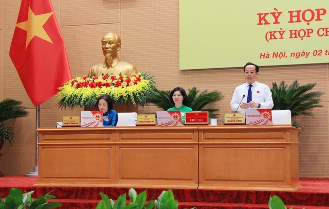 Phó Chủ tịch Thường trực HĐND TP. Hà Nội Trần Thế Cương phát biểu tại kỳ họp