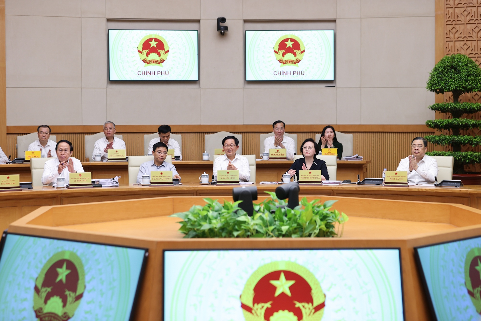 Phó Thủ tướng Thường trực Phạm Gia Túc, các Phó Thủ tướng: Phạm Thị Thanh Trà, Hồ Quốc Dũng, Nguyễn Văn Thắng, Lê Tiến Châu tham dự Phiên họp - Ảnh: VGP/Nhật Bắc
