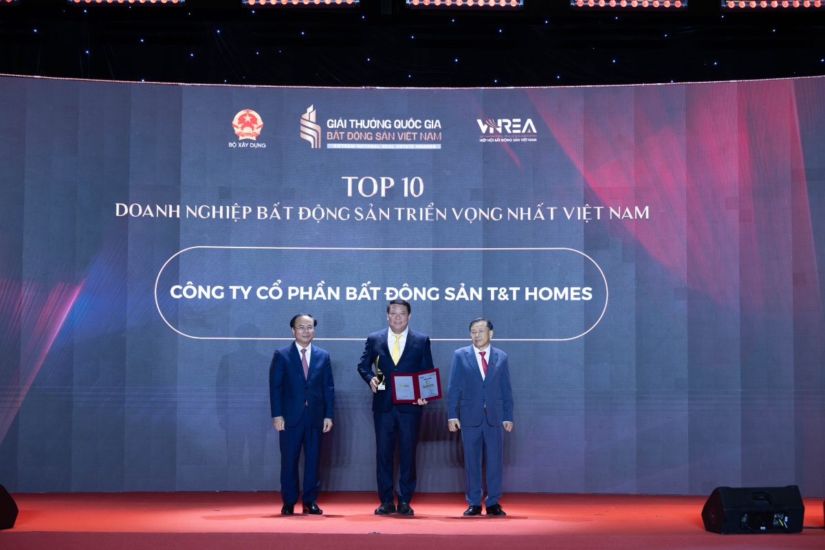 Ông Hoàng Việt Cường – Tổng Giám đốc T&T Homes nhận giải thưởng Top 10 doanh nghiệp BĐS triển vọng nhất Việt Nam