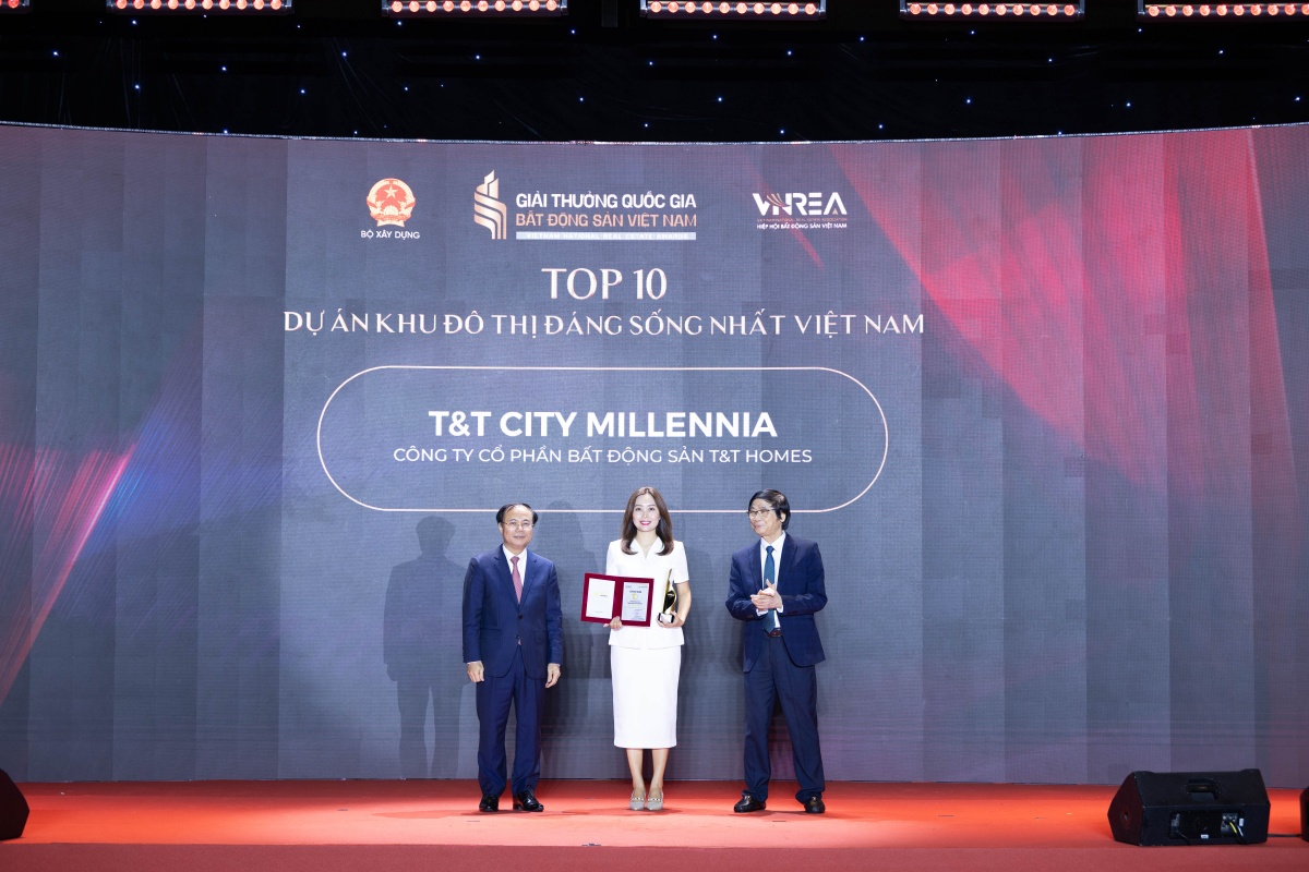 Bà Nguyễn Huyền Trang – Giám đốc Ban Kinh doanh đại diện T&T Homes nhận giải thưởng Top 10 Dự án Khu đô thị đáng sống nhất Việt Nam Bà Nguyễn Huyền Trang – Giám đốc Ban Kinh doanh đại diện T&T Homes nhận giải thưởng Top 10 Dự án Khu đô thị đáng sống nhất Việt Nam