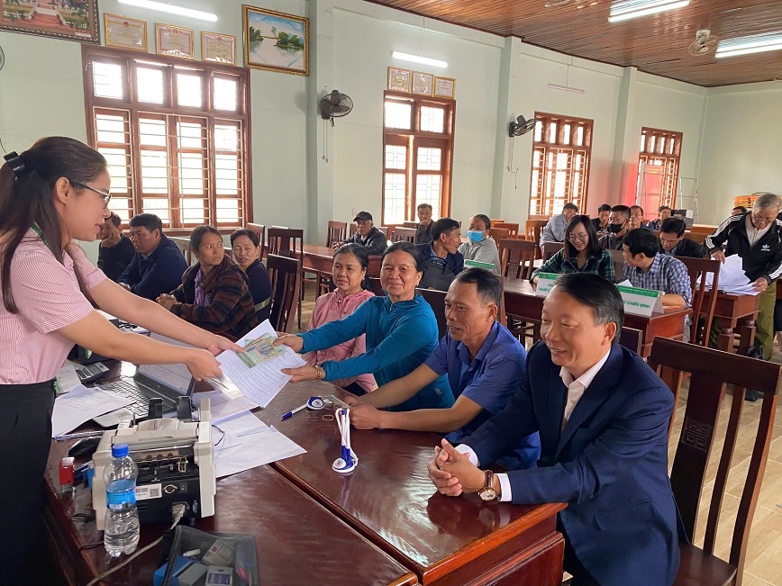Cán bộ NHCSXH Triệu Phong giao dịch tại xã Cán bộ NHCSXH Triệu Phong giao dịch tại xã