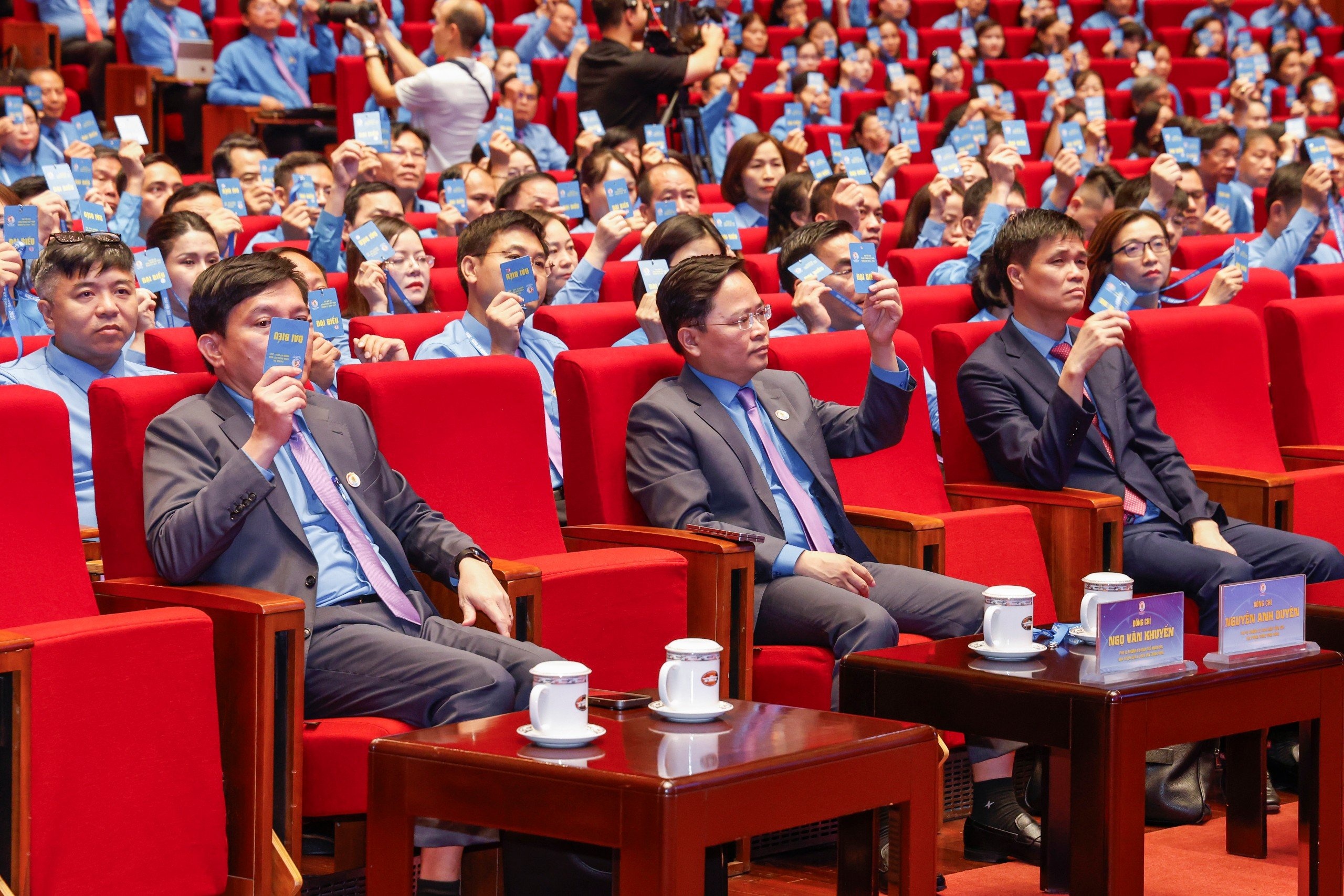 g chí Nguyễn Anh Tuấn, Ủy viên BCH Trung ương Đảng, Chủ tịch Tổng Liên đoàn Lao động Việt Nam (giữa), và hai Phó Chủ tịch Nguyễn Xuân Hùng (bên trái), Ngọ Duy Hiểu (bên phải) dự Đại hội. Ảnh: Quang Vinh