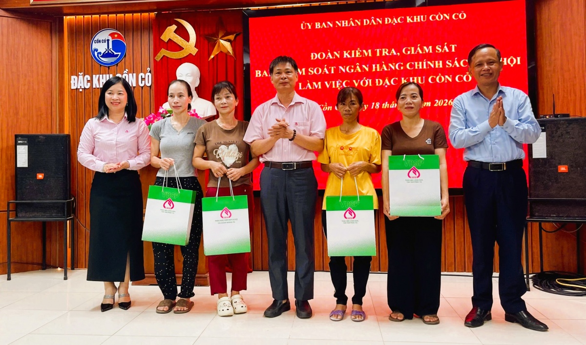 Đại diện NHCSXH tặng quà cho bà con ở đặc khu Cồn Cỏ. Đại diện NHCSXH tặng quà cho bà con ở đặc khu Cồn Cỏ.