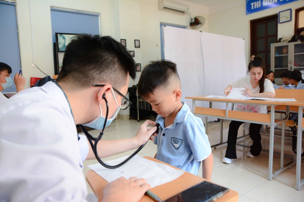Nâng cao chất lượng y tế học đường bảo đảm người học phát triển toàn diện về thể chất, tinh thần- Ảnh 1. Nâng cao chất lượng y tế học đường bảo đảm người học phát triển toàn diện về thể chất, tinh thần- Ảnh 1.