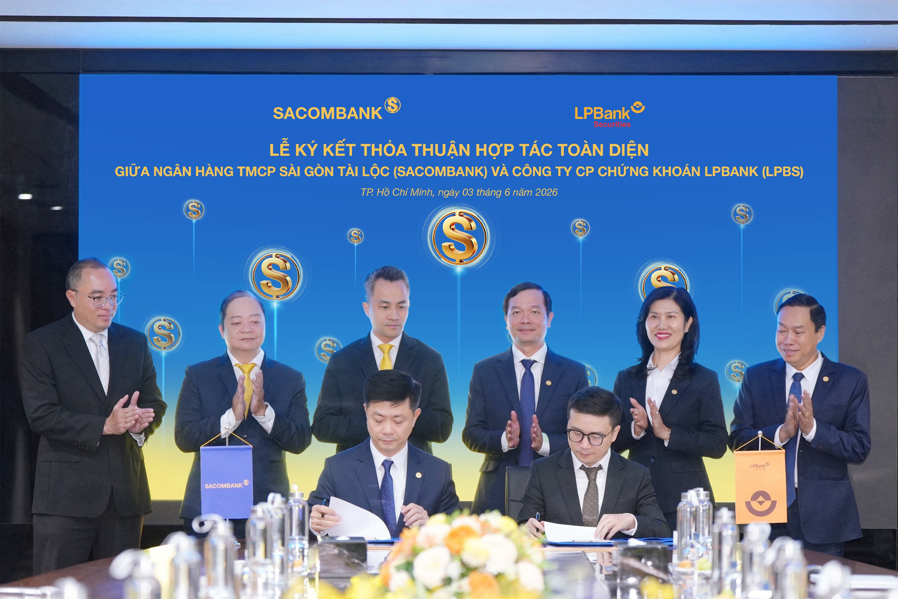 Ông Nguyễn Minh Tâm – Phó Tổng Giám đốc SACOMBANK (trái) và ông Hoàng Việt Anh – Tổng Giám đốc LPBS (phải) thực hiện ký kết thỏa thuận hợp tác. Ông Nguyễn Minh Tâm – Phó Tổng Giám đốc SACOMBANK (trái) và ông Hoàng Việt Anh – Tổng Giám đốc LPBS (phải) thực hiện ký kết thỏa thuận hợp tác.