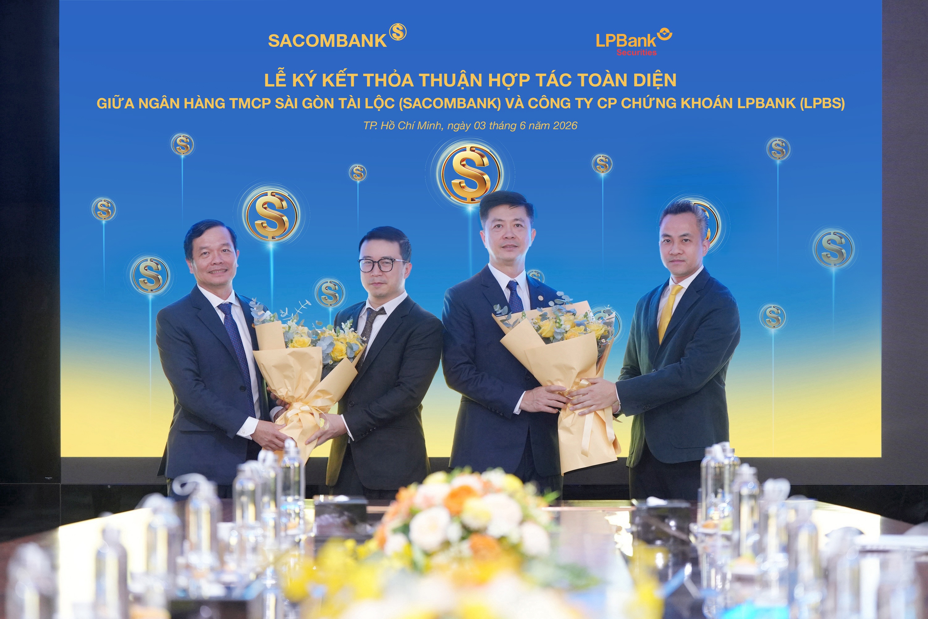 Ông Hà Văn Trung – Phó Tổng Giám đốc thường trực SACOMBANK (trái) và ông Nguyễn Duy Khoa – Chủ tịch Hội đồng Quản trị LPBS (phải) trao hoa kỷ niệm, mừng thành công của Lễ ký kết thỏa thuận hợp tác toàn diện. Ông Hà Văn Trung – Phó Tổng Giám đốc thường trực SACOMBANK (trái) và ông Nguyễn Duy Khoa – Chủ tịch Hội đồng Quản trị LPBS (phải) trao hoa kỷ niệm, mừng thành công của Lễ ký kết thỏa thuận hợp tác toàn diện.