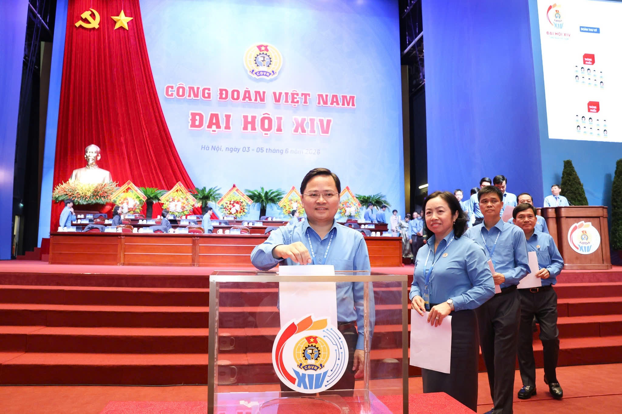 Các đại biểu tiến hành bầu bầu 135 ủy viên BCH Tổng LĐLDVN Khoá XIV.