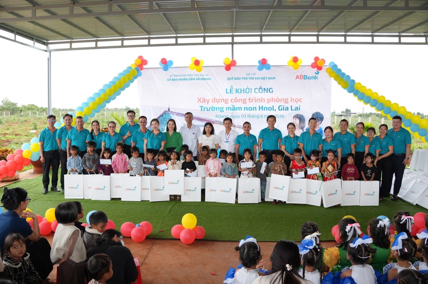 ABBank và Quỹ BTTEVN  trao tặng tiền mặt cho 25 học sinh có hoàn cảnh khó khăn của trường mầm non Hnol và 115 ba lô cho các em học sinh