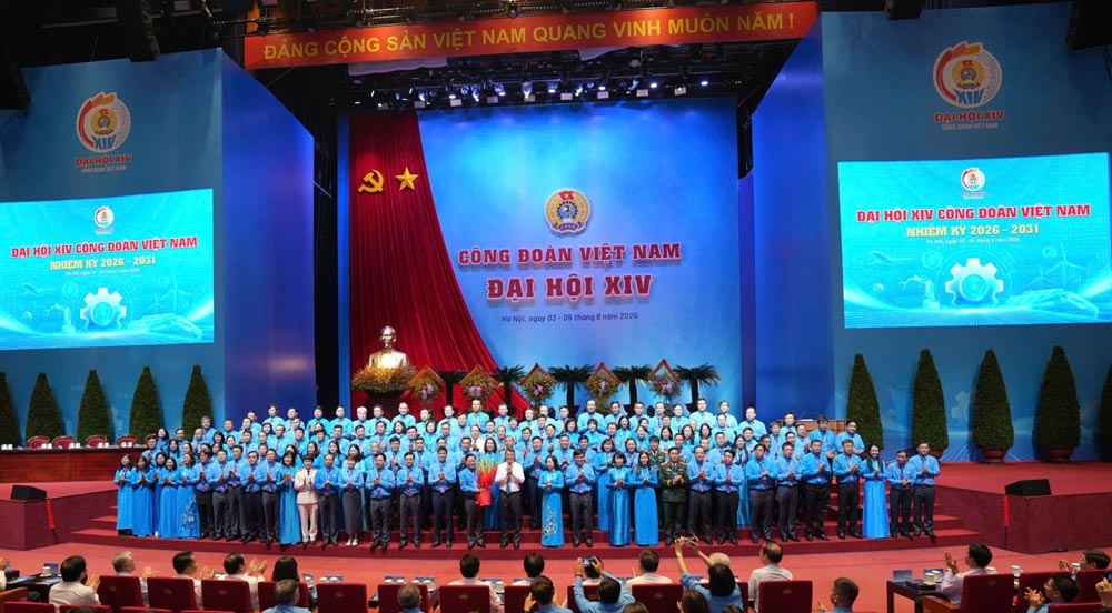 Ủy viên Bộ Chính trị, Thủ tướng Chính phủ Lê Minh Hưng thay mặt lãnh đạo Đảng, Nhà nước tặng hoa chúc mừng Ban chấp hành Tổng LĐLĐVN khóa XIV, nhiệm kỳ 2026 - 2031. Ảnh: Hữu Chánh Ủy viên Bộ Chính trị, Thủ tướng Chính phủ Lê Minh Hưng thay mặt lãnh đạo Đảng, Nhà nước tặng hoa chúc mừng Ban chấp hành Tổng LĐLĐVN khóa XIV, nhiệm kỳ 2026 - 2031. Ảnh: Hữu Chánh
