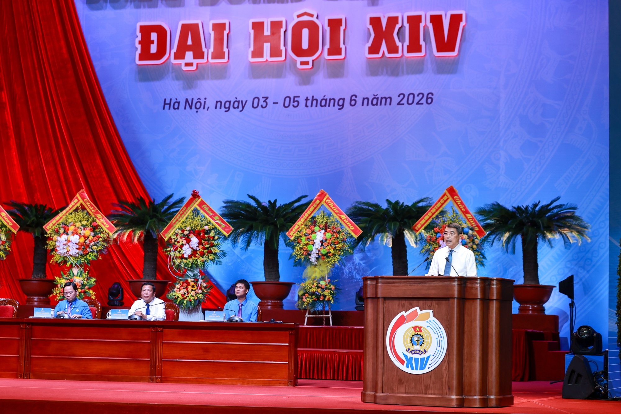 Thủ tướng cho biết, Chính phủ sẽ có cơ chế, chính sách khuyến khích, tạo điều kiện cho doanh nghiệp đẩy mạnh đào tạo, thúc đẩy các phong trào thi đua, sáng kiến của người lao động - Ảnh: VGP/Nhật Bắc Thủ tướng cho biết, Chính phủ sẽ có cơ chế, chính sách khuyến khích, tạo điều kiện cho doanh nghiệp đẩy mạnh đào tạo, thúc đẩy các phong trào thi đua, sáng kiến của người lao động - Ảnh: VGP/Nhật Bắc