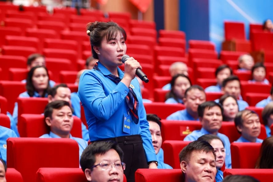 Đại biểu Nguyễn Thị Mai Chi, Chủ tịch Công đoàn cơ sở Công ty THHH, NewApparel Far Eastern, Liên đoàn Lao động tỉnh Đồng Nai, phát biểu về vấn đề tiền lương và phúc lợi tốt hơn để người lao động yên tâm cống hiến - Ảnh: VGP/Nhật Bắc Đại biểu Nguyễn Thị Mai Chi, Chủ tịch Công đoàn cơ sở Công ty THHH, NewApparel Far Eastern, Liên đoàn Lao động tỉnh Đồng Nai, phát biểu về vấn đề tiền lương và phúc lợi tốt hơn để người lao động yên tâm cống hiến - Ảnh: VGP/Nhật Bắc