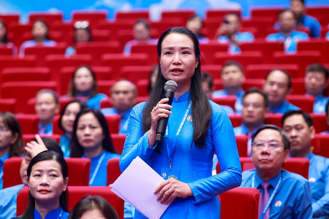 Đại biểu Nguyễn Thị Thanh, Chủ tịch Công đoàn phường Ba Đình, LĐLĐ Hà Nội, phát biểu về phát triển nhà ở cho công nhân thuê lâu dài - nền tảng ổn định nguồn nhân lực - Ảnh: VGP/Nhật Bắc Đại biểu Nguyễn Thị Thanh, Chủ tịch Công đoàn phường Ba Đình, LĐLĐ Hà Nội, phát biểu về phát triển nhà ở cho công nhân thuê lâu dài - nền tảng ổn định nguồn nhân lực - Ảnh: VGP/Nhật Bắc