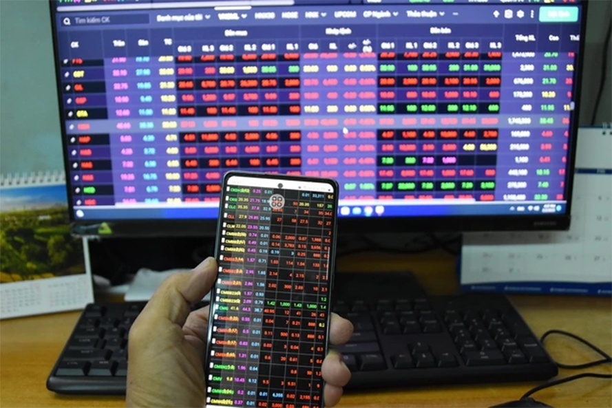 Nhóm cổ phiếu trụ, đặc biệt là VIC và VHM, tiếp tục nâng đỡ VN-Index trong bối cảnh thanh khoản thị trường xuống mức thấp nhất hơn một năm Nhóm cổ phiếu trụ, đặc biệt là VIC và VHM, tiếp tục nâng đỡ VN-Index trong bối cảnh thanh khoản thị trường xuống mức thấp nhất hơn một năm