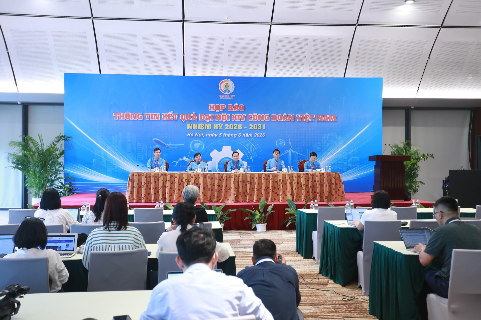 Quang cảnh họp báo. Quang cảnh họp báo.