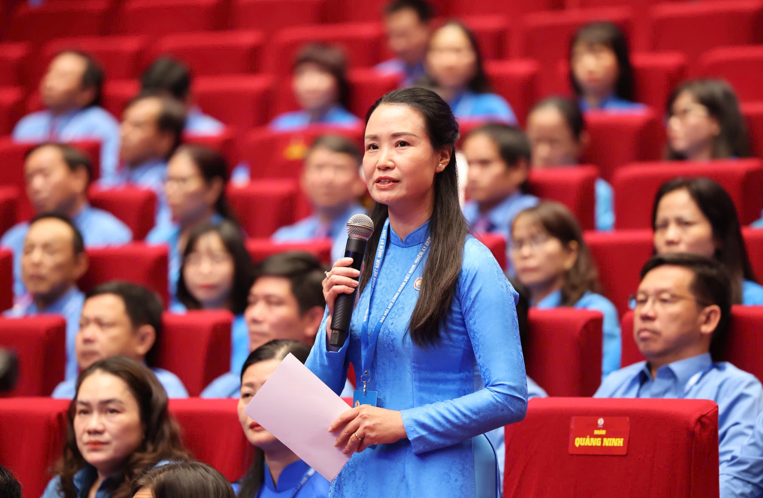 ĐB Nguyễn Thị Thanh nêu ý kiến trao đổi, thảo luận,