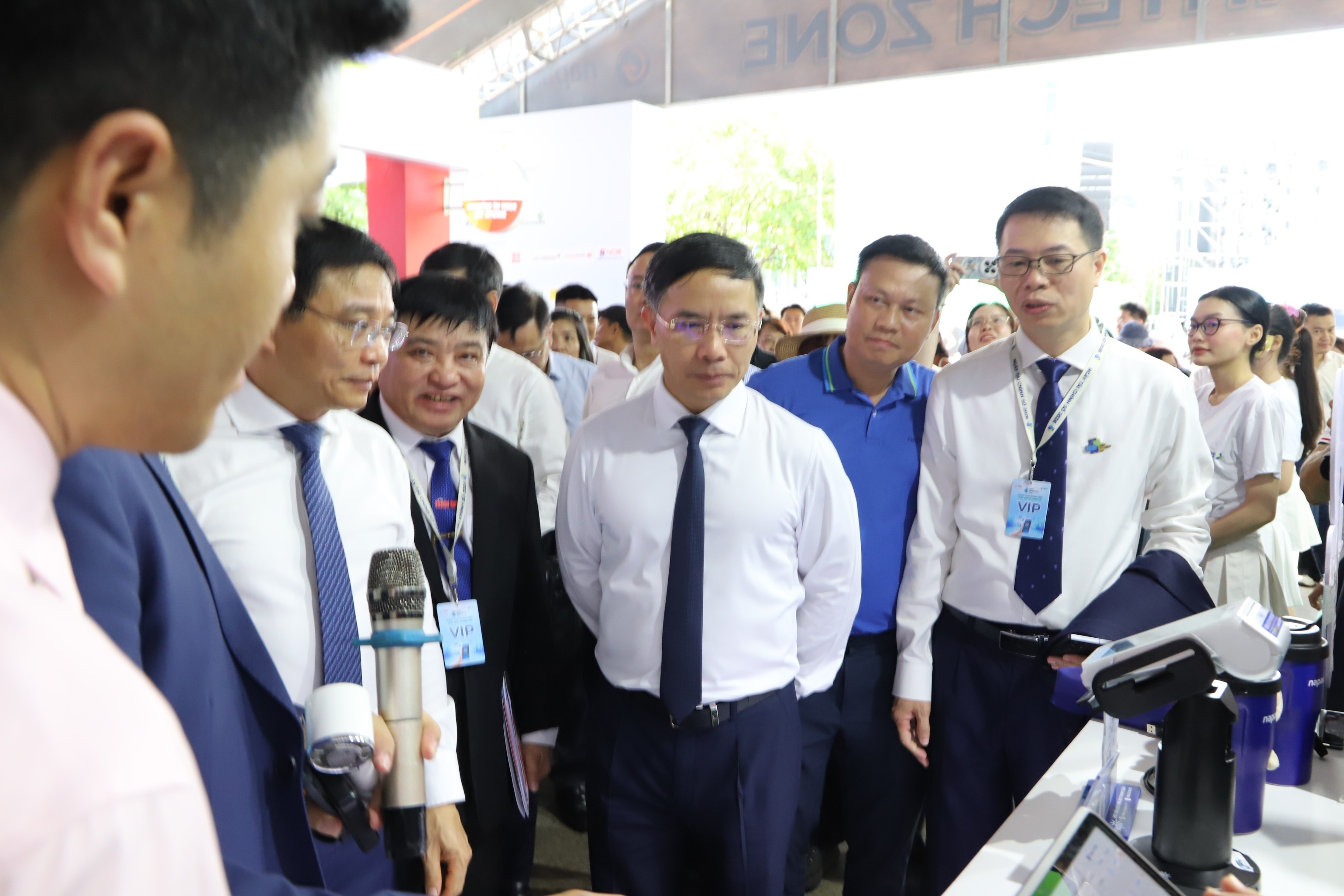 Phó thủ tướng Nguyễn Văn Thắng, Thống đốc Phạm Đức Ấn thăm gian hàng của các đơn vị