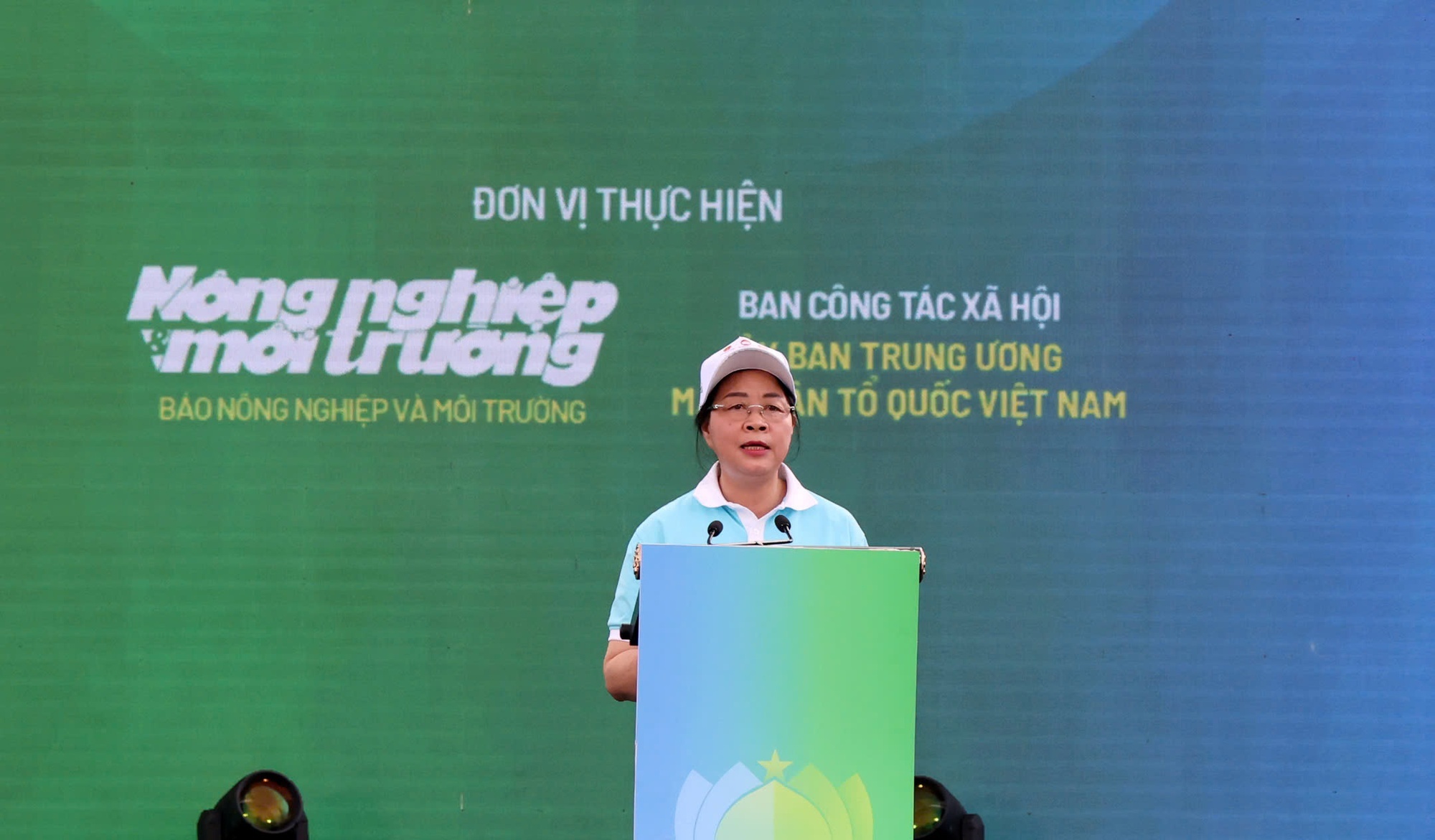 Chủ tịch Ủy ban Trung ương MTTQ Việt Nam Bùi Thị Minh Hoài phát động Thong trào thi đua Mỗi hành động nhỏ góp nên một Việt Nam xanh