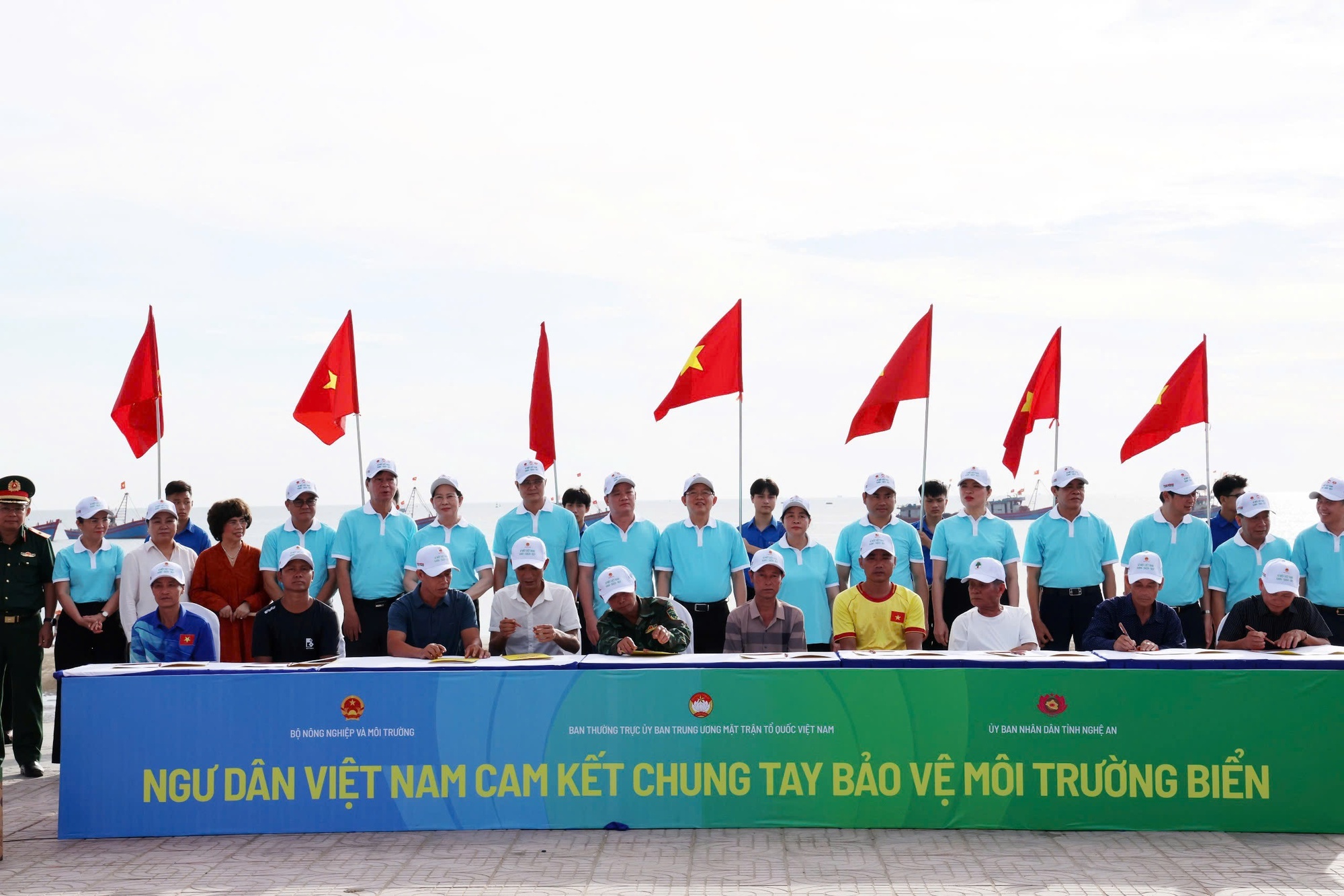 Các ngư dân tiêu biểu ký cam kết Bảo vệ môi trường - Ảnh: VGP/Gia Huy Các ngư dân tiêu biểu ký cam kết Bảo vệ môi trường - Ảnh: VGP/Gia Huy