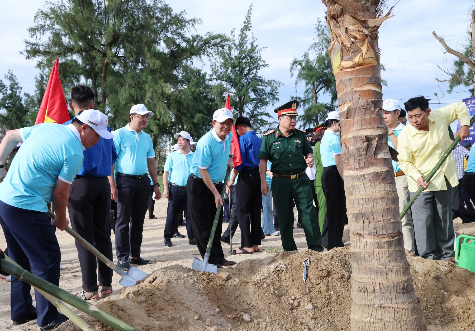 Mỗi hành động nhỏ góp nên một Việt Nam xanh Mỗi hành động nhỏ góp nên một Việt Nam xanh