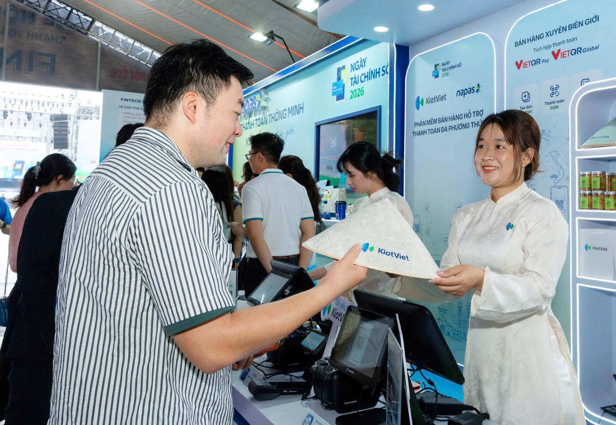 Anh Xiao Tang, du khách đến từ Trung Quốc, cho biết anh có thể thanh toán ngay bằng ứng dụng Alipay chỉ với một thao tác quét mã VietQRGlobal. Anh Xiao Tang, du khách đến từ Trung Quốc, cho biết anh có thể thanh toán ngay bằng ứng dụng Alipay chỉ với một thao tác quét mã VietQRGlobal.