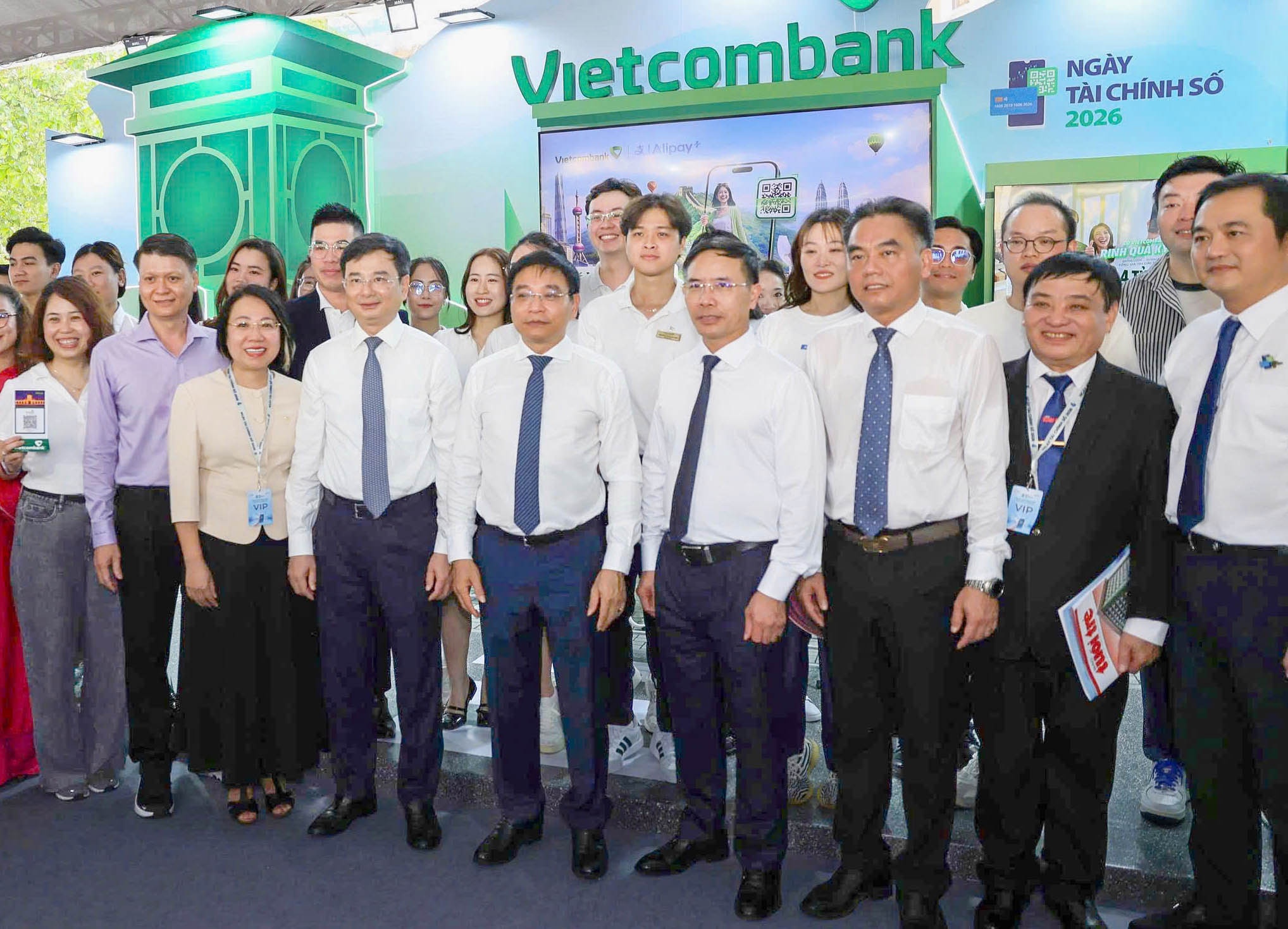 Các đại biểu tham quan gian hàng về thành tựu thanh toán số của các tổ chức tín dụng Các đại biểu tham quan gian hàng về thành tựu thanh toán số của các tổ chức tín dụng