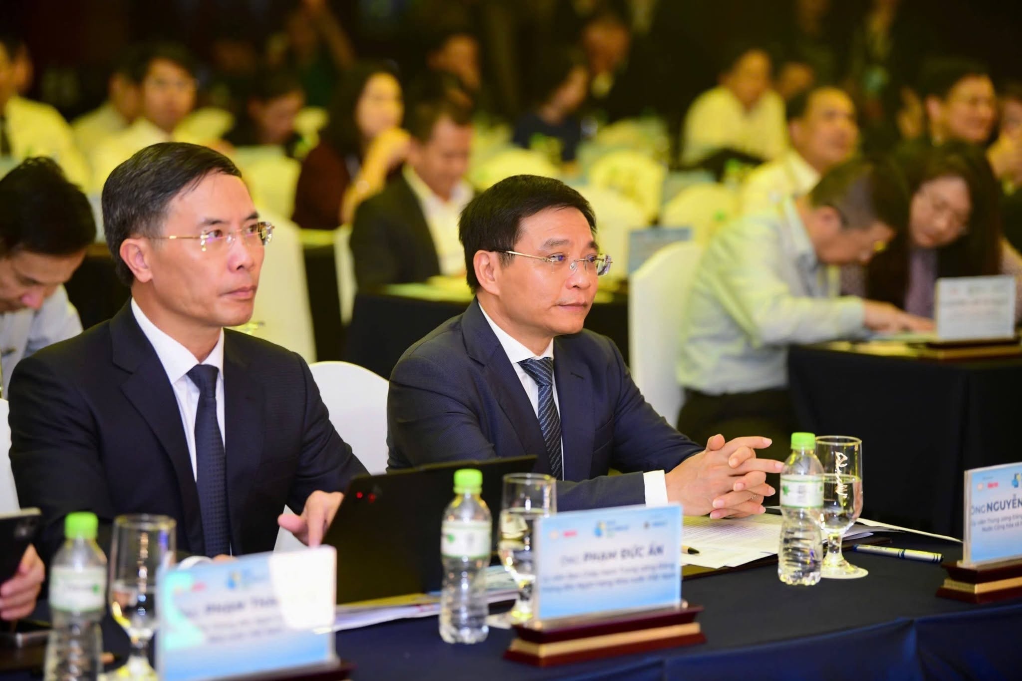 Phó thủ tướng Nguyễn Văn Thắng và Thống đốc Phạm Đức Ấn (bìa trái) tại Hội thảo) Phó thủ tướng Nguyễn Văn Thắng và Thống đốc Phạm Đức Ấn (bìa trái) tại Hội thảo)