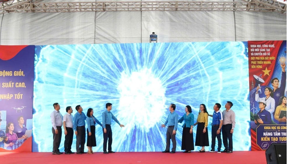 Ông Ngọ Duy Hiểu - Phó Chủ tịch Tổng LĐLĐ Việt Nam và Phạm Đức Long, Thứ trưởng Bộ Khoa học và Công nghệ, Chủ tịch Công đoàn Khoa học và Công nghệ Việt Nam nhấn nút phát động phong trào thi đua “Lao động giỏi, năng suất cao, thu nhập tốt” giai đoạn 2026 – 2031. Ảnh: Đặng Tiến Ông Ngọ Duy Hiểu - Phó Chủ tịch Tổng LĐLĐ Việt Nam và Phạm Đức Long, Thứ trưởng Bộ Khoa học và Công nghệ, Chủ tịch Công đoàn Khoa học và Công nghệ Việt Nam nhấn nút phát động phong trào thi đua “Lao động giỏi, năng suất cao, thu nhập tốt” giai đoạn 2026 – 2031. Ảnh: Đặng Tiến