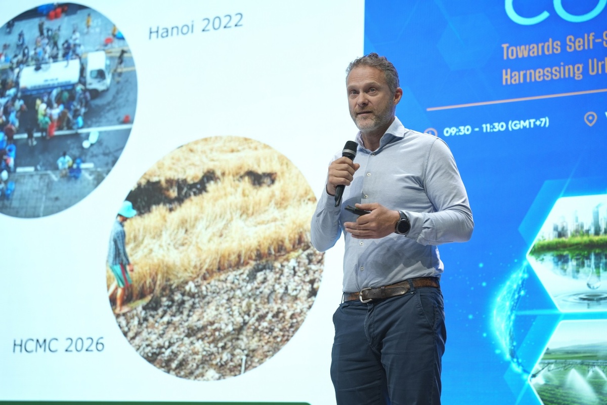 GS. Simon R. Bush trình bày tại hội thảo InnovaConnect diễn ra tại Trường Đại học Văn Lang. Ảnh: BTC.