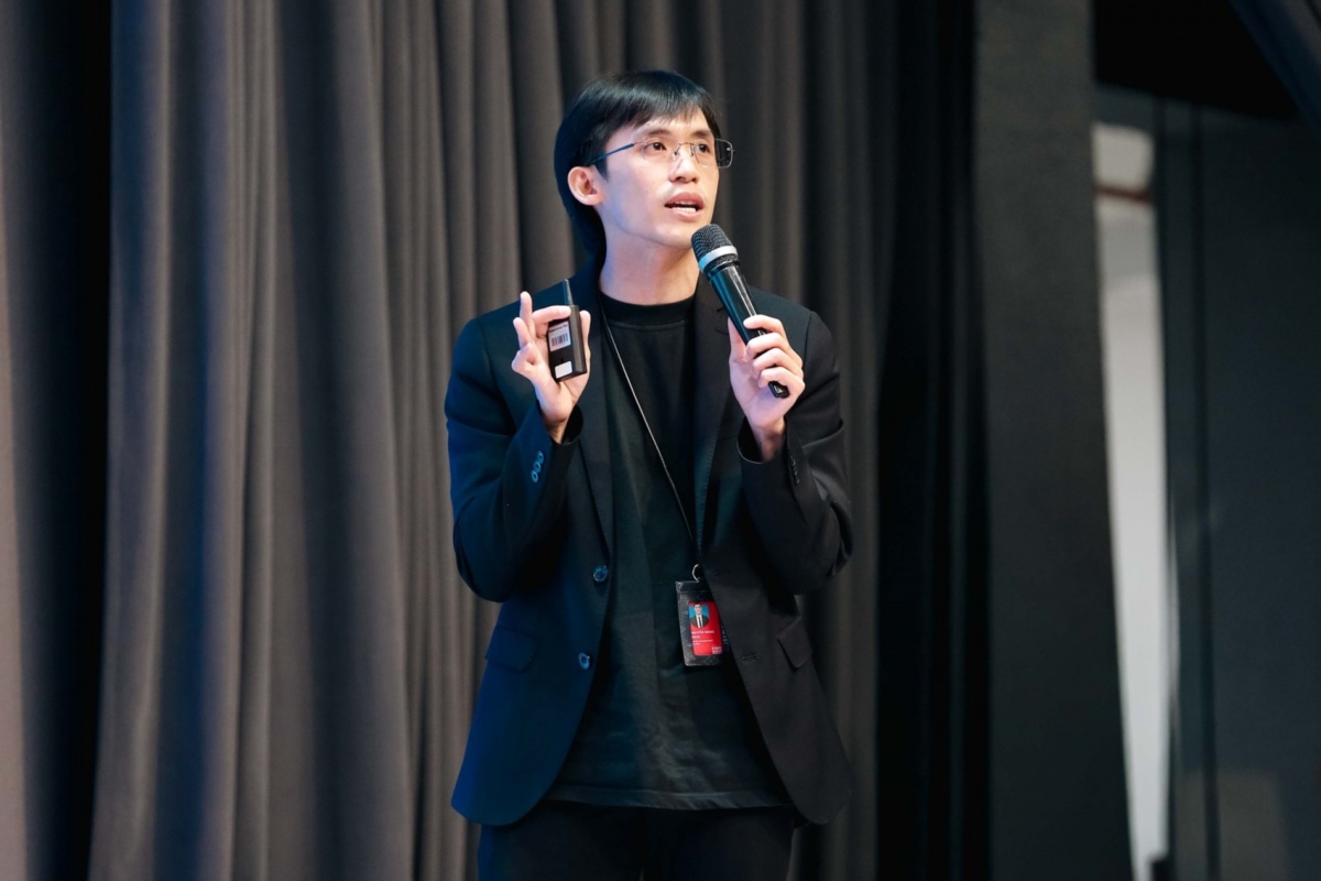 TS. Nguyễn Đăng Khoa chia sẻ về hướng tiếp cận nghiên cứu liên ngành, kết nối các lĩnh vực môi trường, nông nghiệp và khoa học vật liệu... để giải quyết các vấn đề quản lý tài nguyên nước. Ảnh: BTC